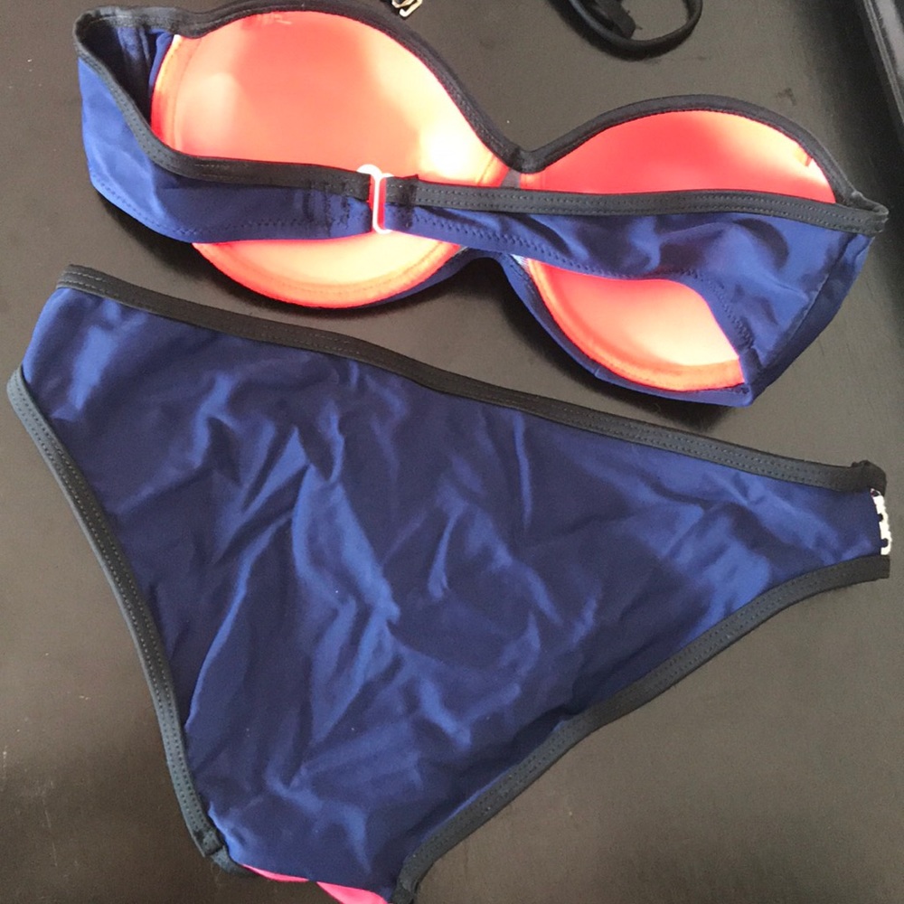 Bikini - Picture 3 of 4